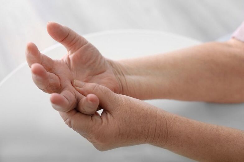 Ձեռքերի և մատների ցավը արգանդի վզիկի օստեոխոնդրոզի ընդհանուր ախտանիշ է